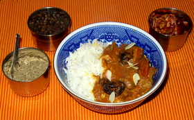 Hirsch Curry mit Pflaumen und Mandeln
